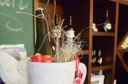 Geschenk mit Weinflasche im Hofladen