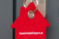 Schlüsselanhänger in Hausform mit Aufschrift hauswirtschaft.bayern.de