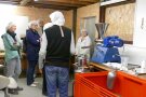 Besuchergruppe in Ölpresse