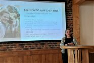 Person steht vor einer Leinwand