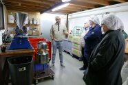 Besuchergruppe in Ölpresse