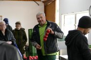 Mann hält Tomatenrispe in der Hand