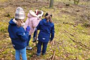 Drei Kinder pflanzen einen Baum 