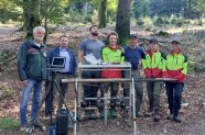 7 Personen im Wald hinter einer Rammkernsonde