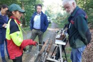 Bodenuntersuchung wird im Wald vorgestellt 