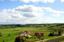 Bauernhof vor einer weiten Landschaft 